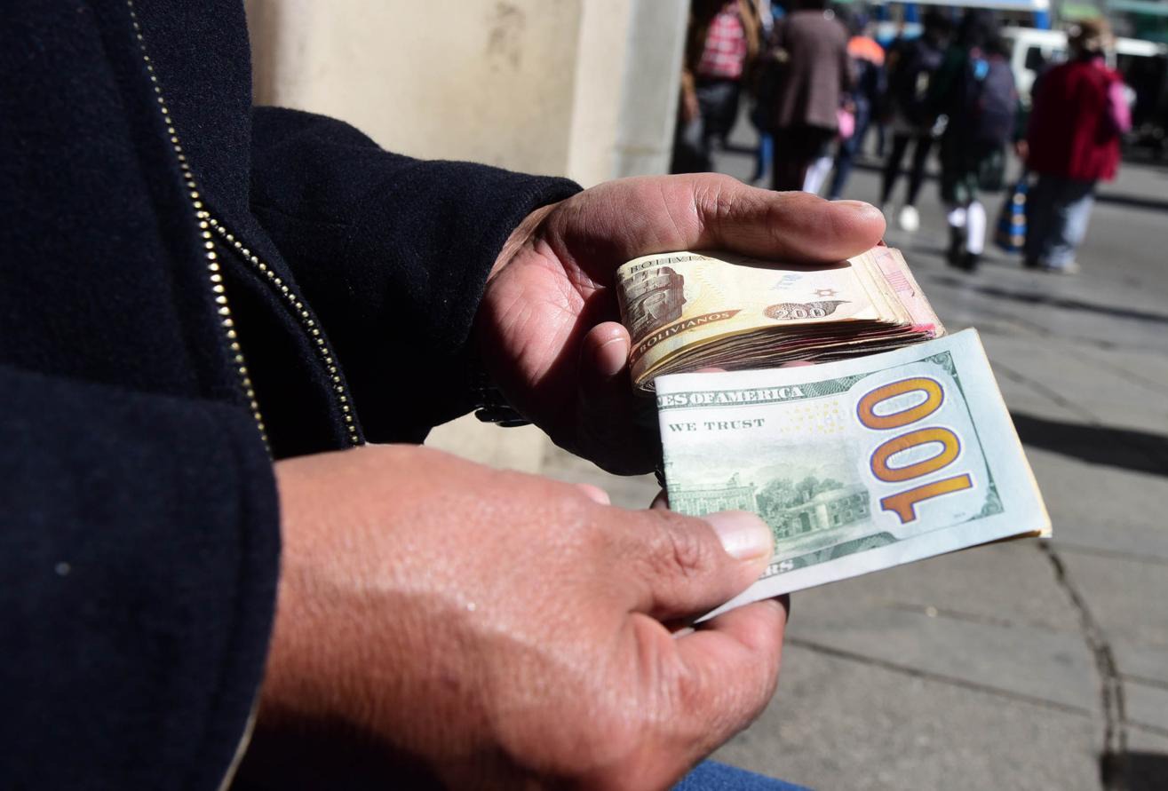 Incertidumbre entre comerciantes en Bermejo tras baja del dólar