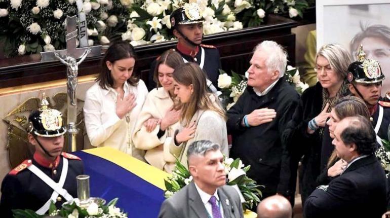 Miles de colombianos despiden a Miguel Uribe Turbay en su capilla ardiente