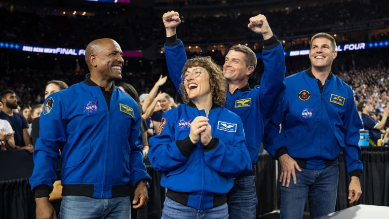 Artemis II: quiénes son los 4 astronautas que viajarán a la Luna en la histórica misión de la NASA (y qué artículos personales llevarán con ellos)