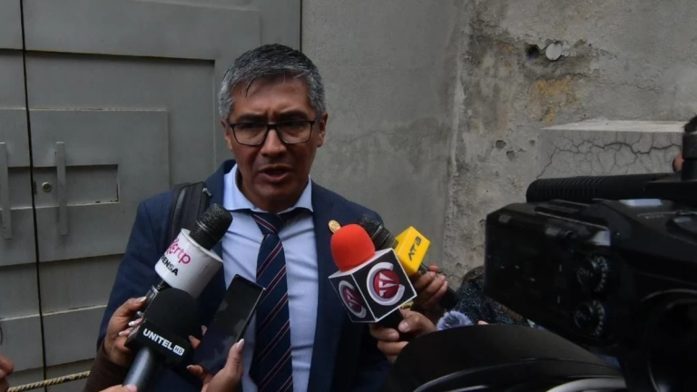 Gobierno activa reglamento para uso de tarjetas en el exterior