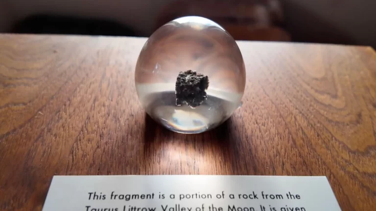 La UMSA alberga un pedazo de la Luna y revive el aporte boliviano a la era Apolo