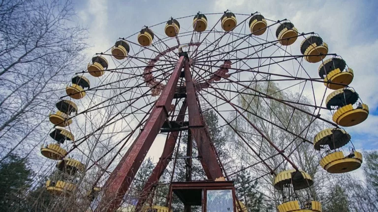 Las fascinantes imágenes que muestran cómo está la zona de exclusión de Chernóbil 40 años después del accidente nuclear