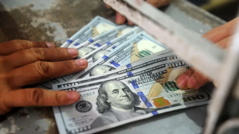 Dólar referencial marca nuevo máximo y se iguala al paralelo en Bolivia