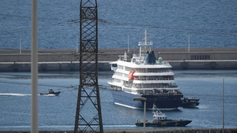 El Hondius abandona el puerto de Tenerife tras desembarcar a todos los pasajeros