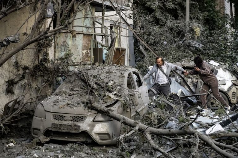 Al menos 18 muertos en el mayor ataque ruso a Ucrania de los últimos meses