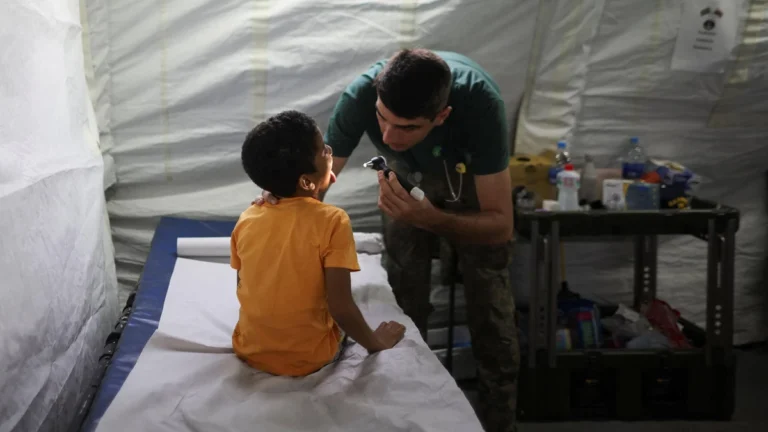 "Ya no quiero ser pediatra. La mirada de esos niños se queda con uno para siempre": el dolor de los médicos que asisten a los heridos del terremoto en Venezuela