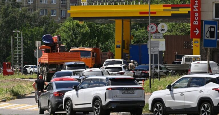 Al mal tiempo, buena cara: Los rusos bromean en internet sobre la escasez de gasolina