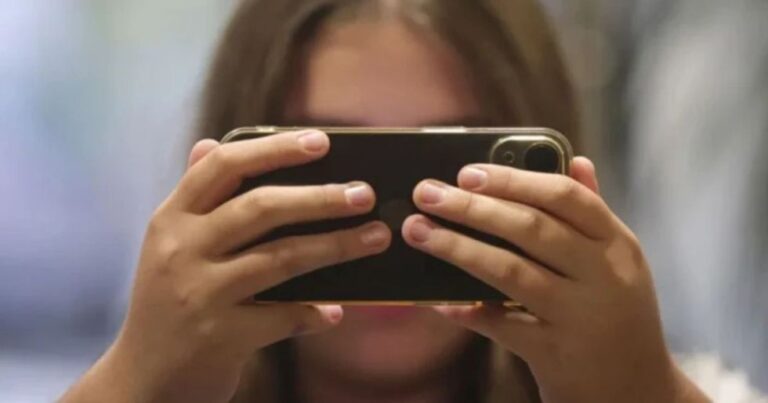 Francia prohíbe el uso de redes sociales a menores de 15 años