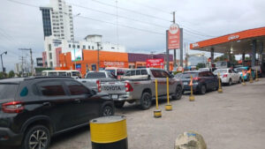 El combustible sigue sin llegar: filas interminables, transporte paralizado y la crisis persiste tras los bloqueos