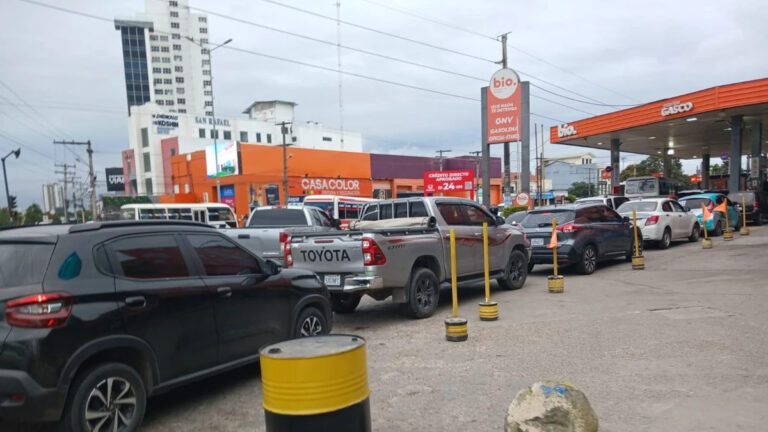 El combustible sigue sin llegar: filas interminables, transporte paralizado y la crisis persiste tras los bloqueos