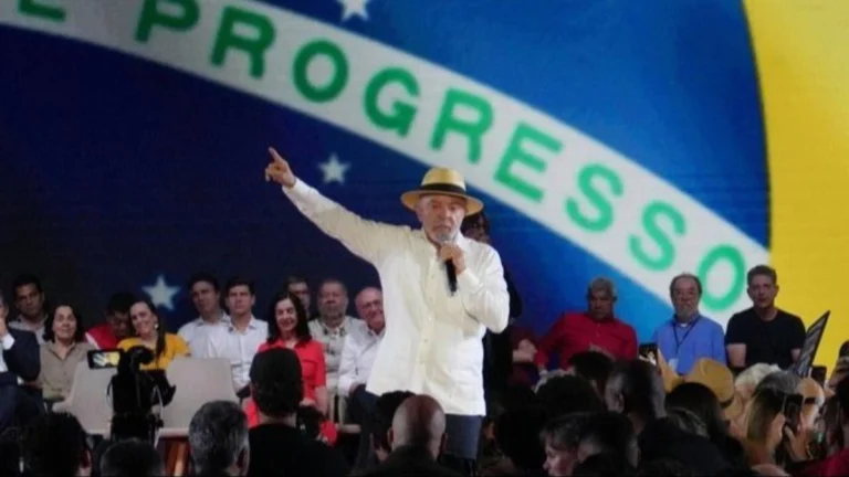 Lula arranca por delante de Flávio Bolsonaro, pero el voto independiente y la fragmentación favorecen un balotaje