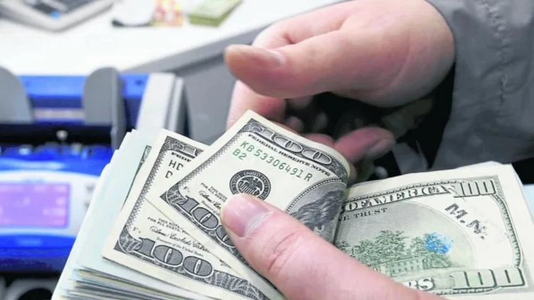El dólar sigue en escalada y, poco a poco, se acerca a los Bs 13